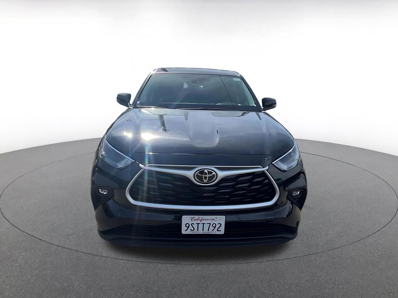 Used 2025 Toyota Highlander LE image 4