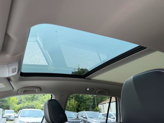 Used 2023 Volkswagen Atlas SE w/ Panoramic Sunroof Package AWD/4WD image 2