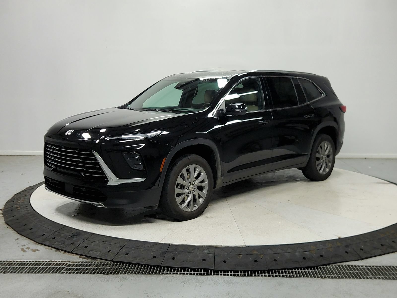 Used 2025 Buick Enclave Preferred w/ Power Package FWD image 4