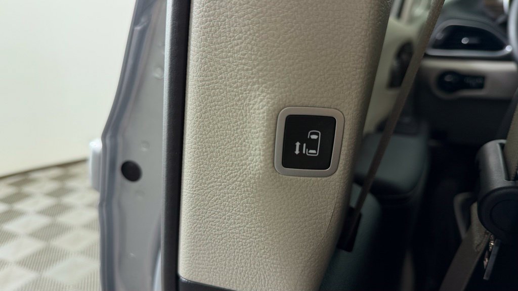 Used 2024 Chrysler Pacifica Limited AWD/4WD image 31