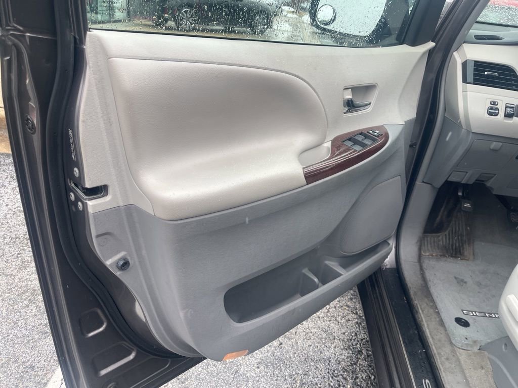 Used 2013 Toyota Sienna XLE image 8