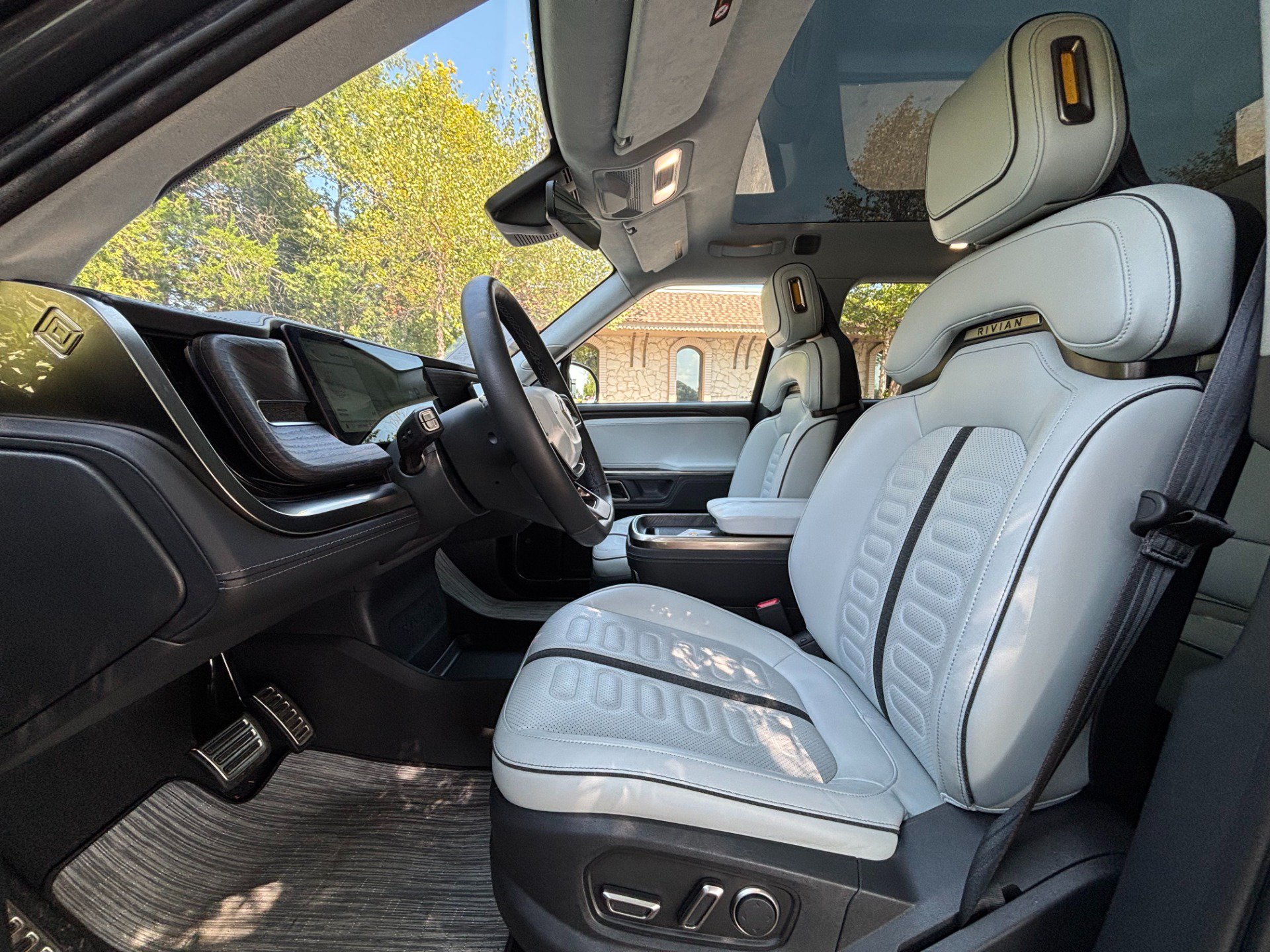 Used 2024 Rivian R1S Adventure Dual AWD/4WD image 9