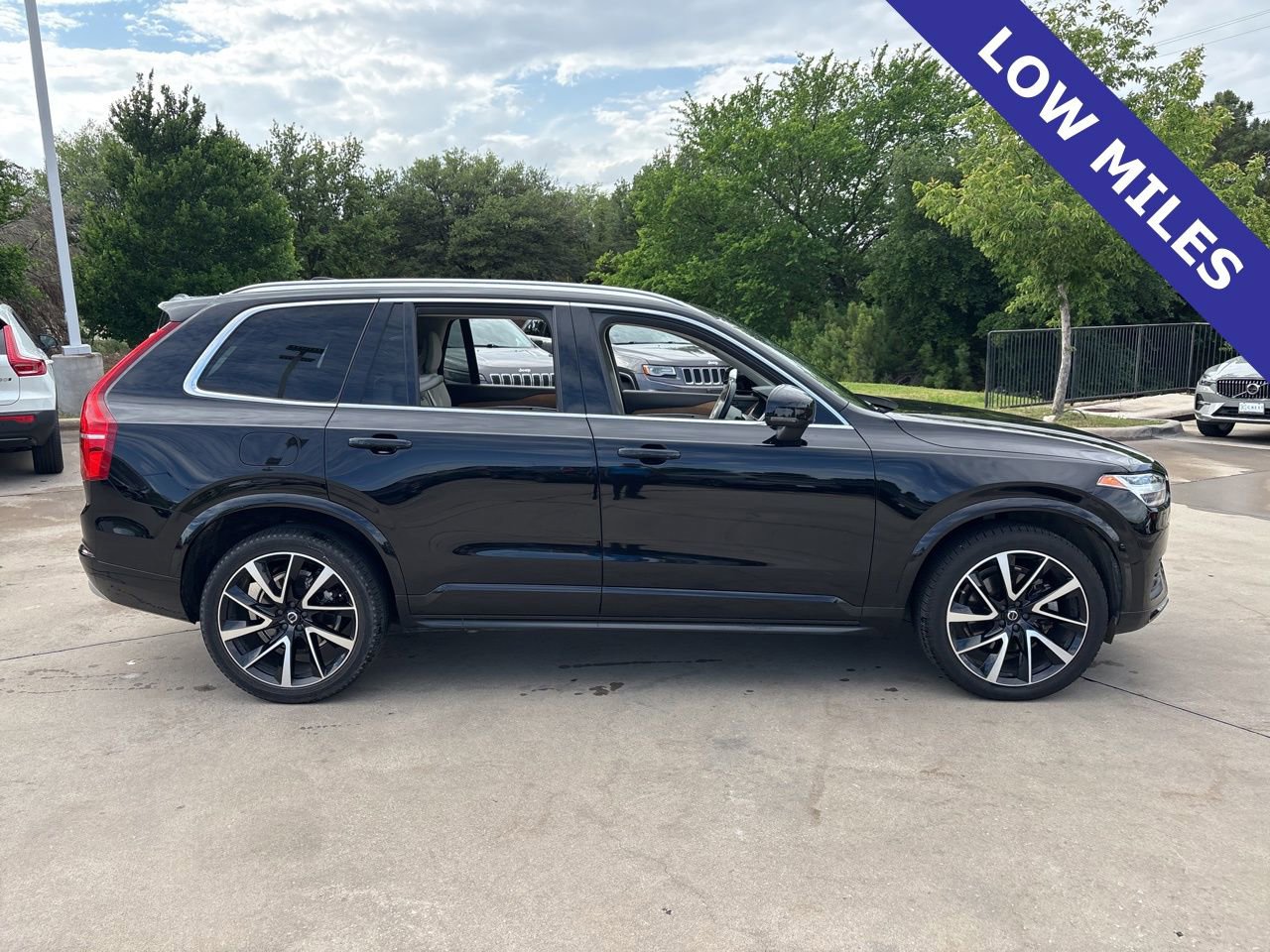 Used 2022 Volvo XC90 T6 Momentum w/ Advanced Package image 4