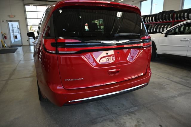 Used 2025 Chrysler Pacifica Select FWD image 7