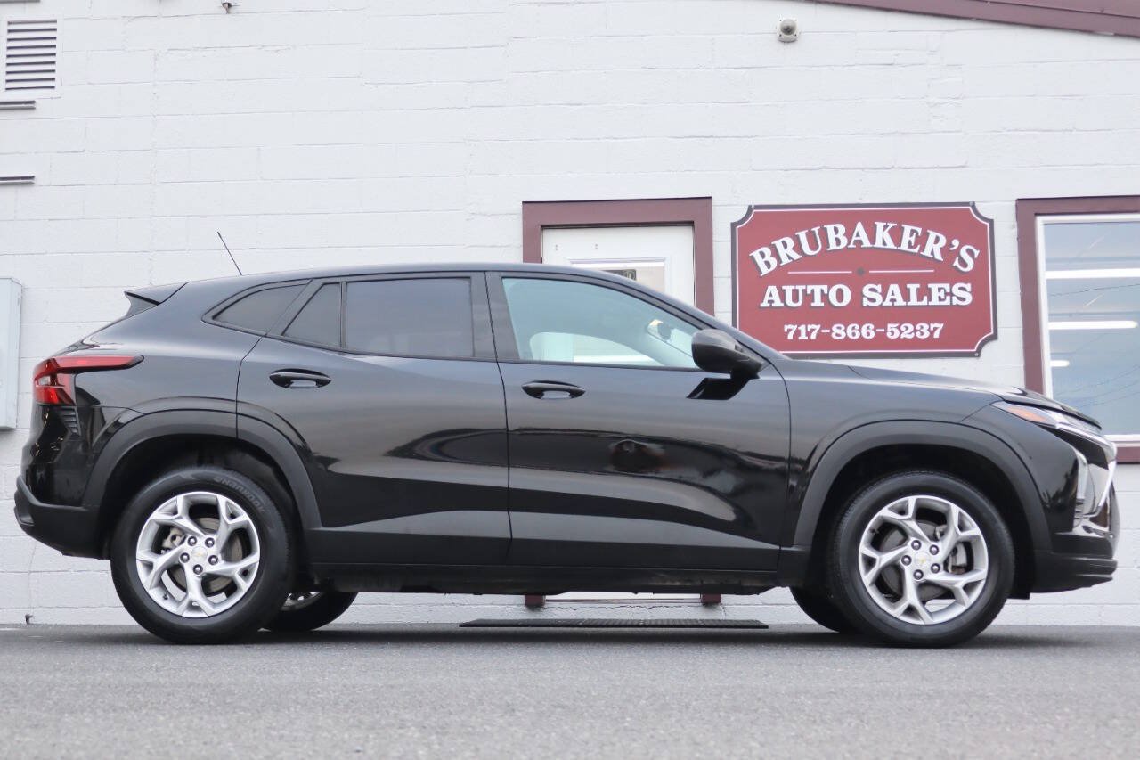 Used 2024 Chevrolet Trax LS w/ LS Convenience Package FWD image 1