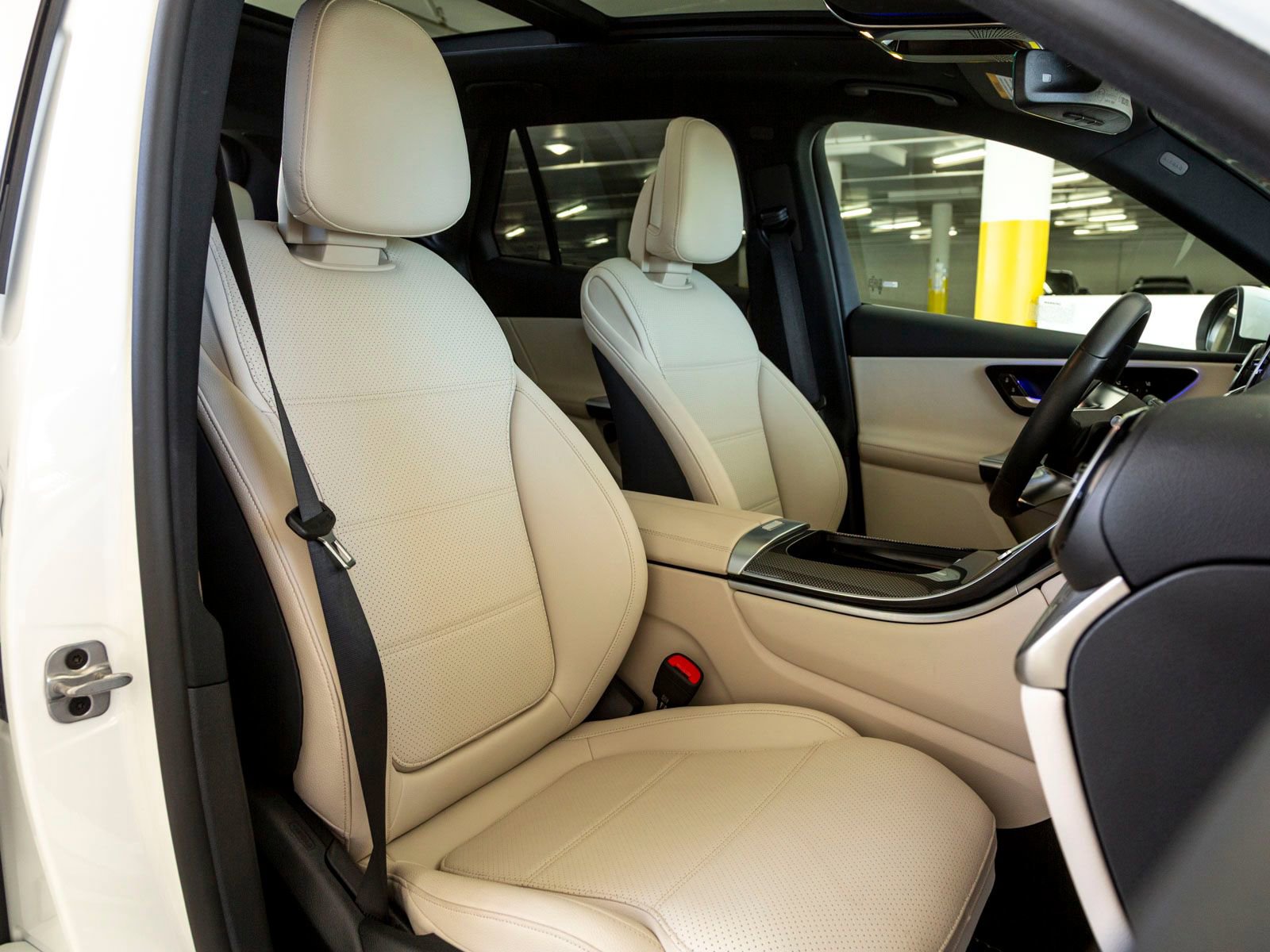 Used 2025 Mercedes-Benz GLC 300 image 30