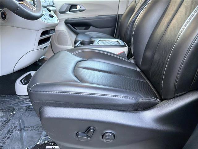 Used 2023 Chrysler Pacifica Touring-L FWD image 15