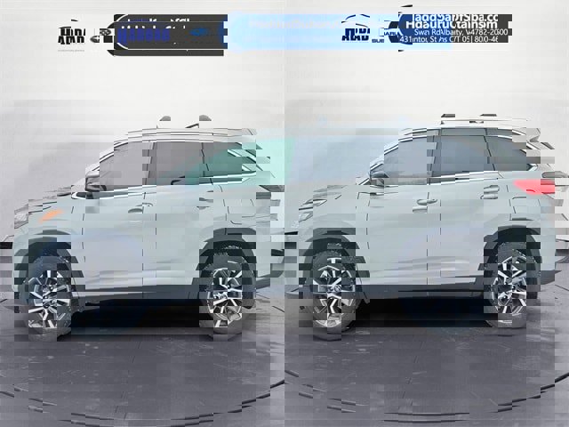 Used 2019 Toyota Highlander SE image 2