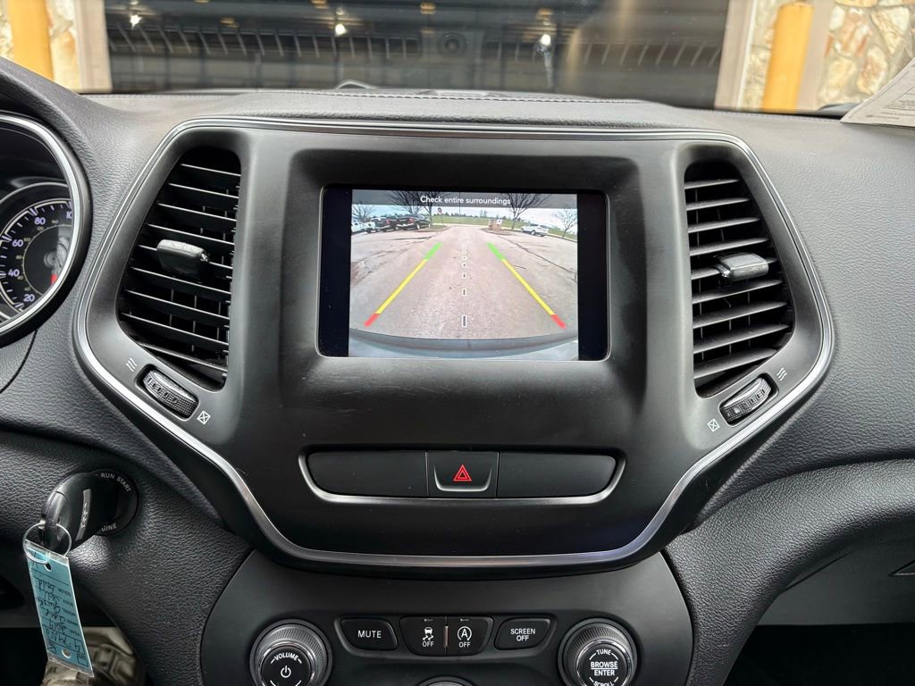 Used 2019 Jeep Cherokee Latitude w/ Popular Appearance Group image 37