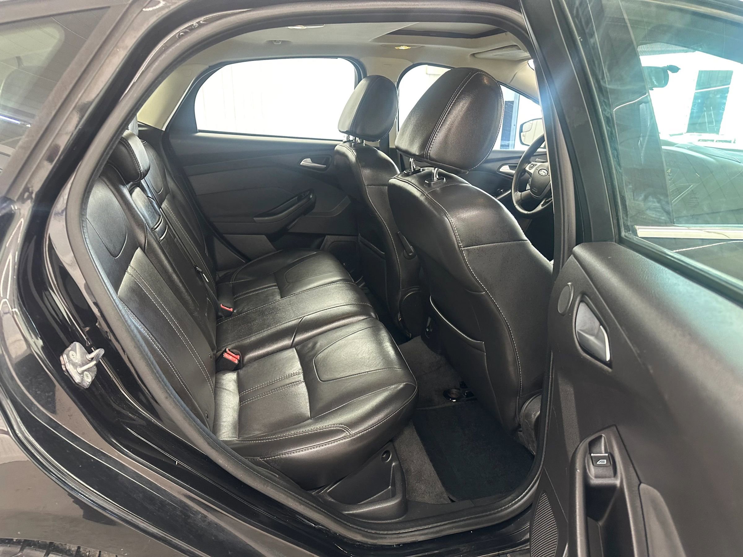 Used 2013 Ford Focus Titanium w/ Titanium Handling Pkg FWD image 12