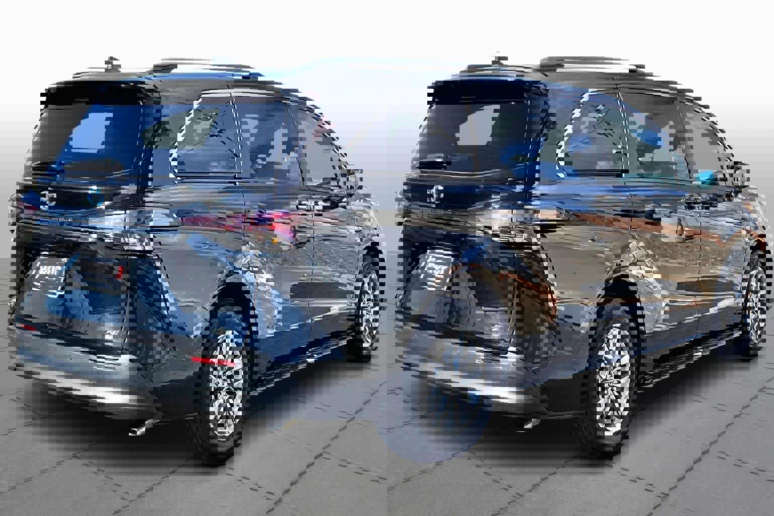 Certified 2025 Toyota Sienna XLE image 12
