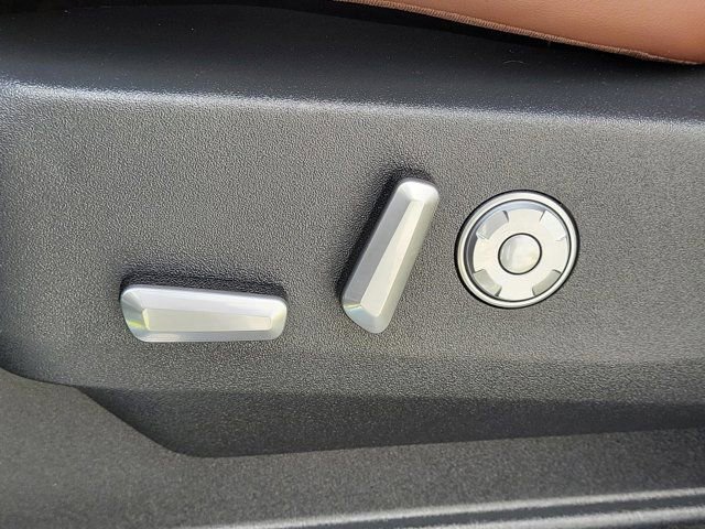 Used 2025 Lincoln Navigator Reserve image 13