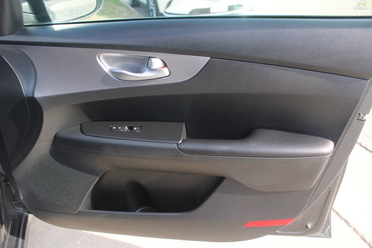 Used 2022 Kia Forte LXS image 7