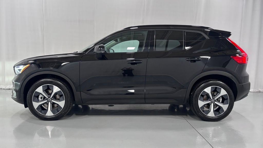 Certified 2026 Volvo XC40 B5 Plus AWD/4WD image 9