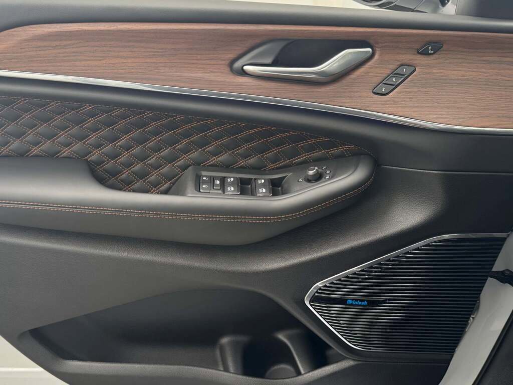 New 2025 Jeep Grand Cherokee L Summit w/ Luxury Tech Group V image 18