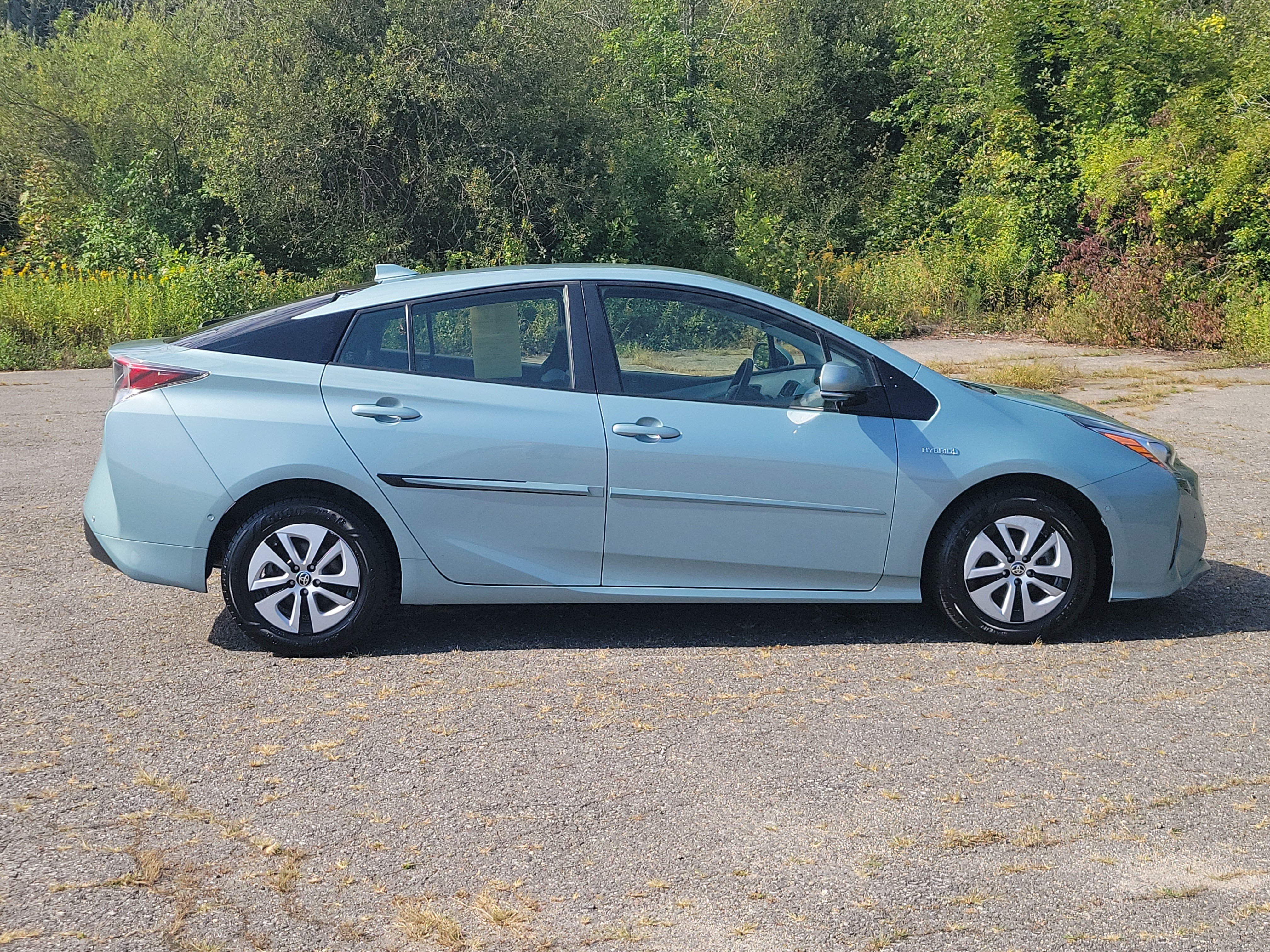 Used 2017 Toyota Prius Two w/ Prius Two Safety Plus Package FWD image 4