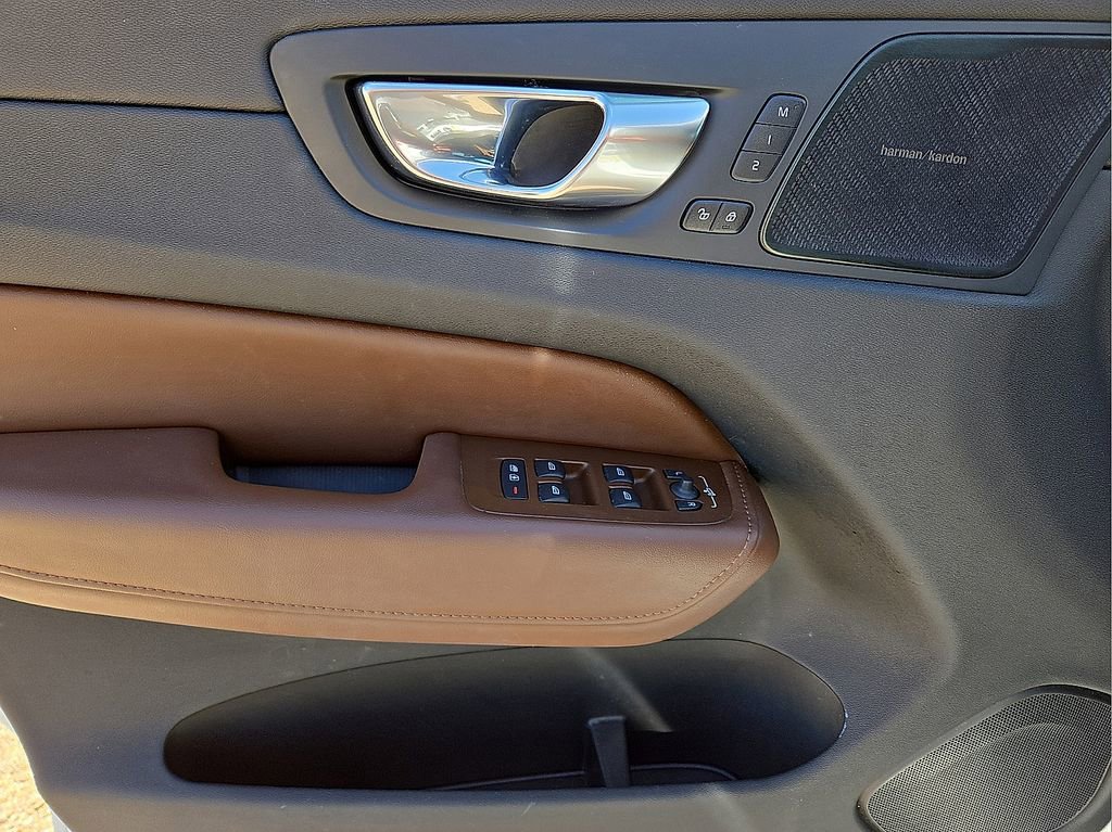 Used 2023 Volvo XC60 B5 Plus AWD/4WD image 19