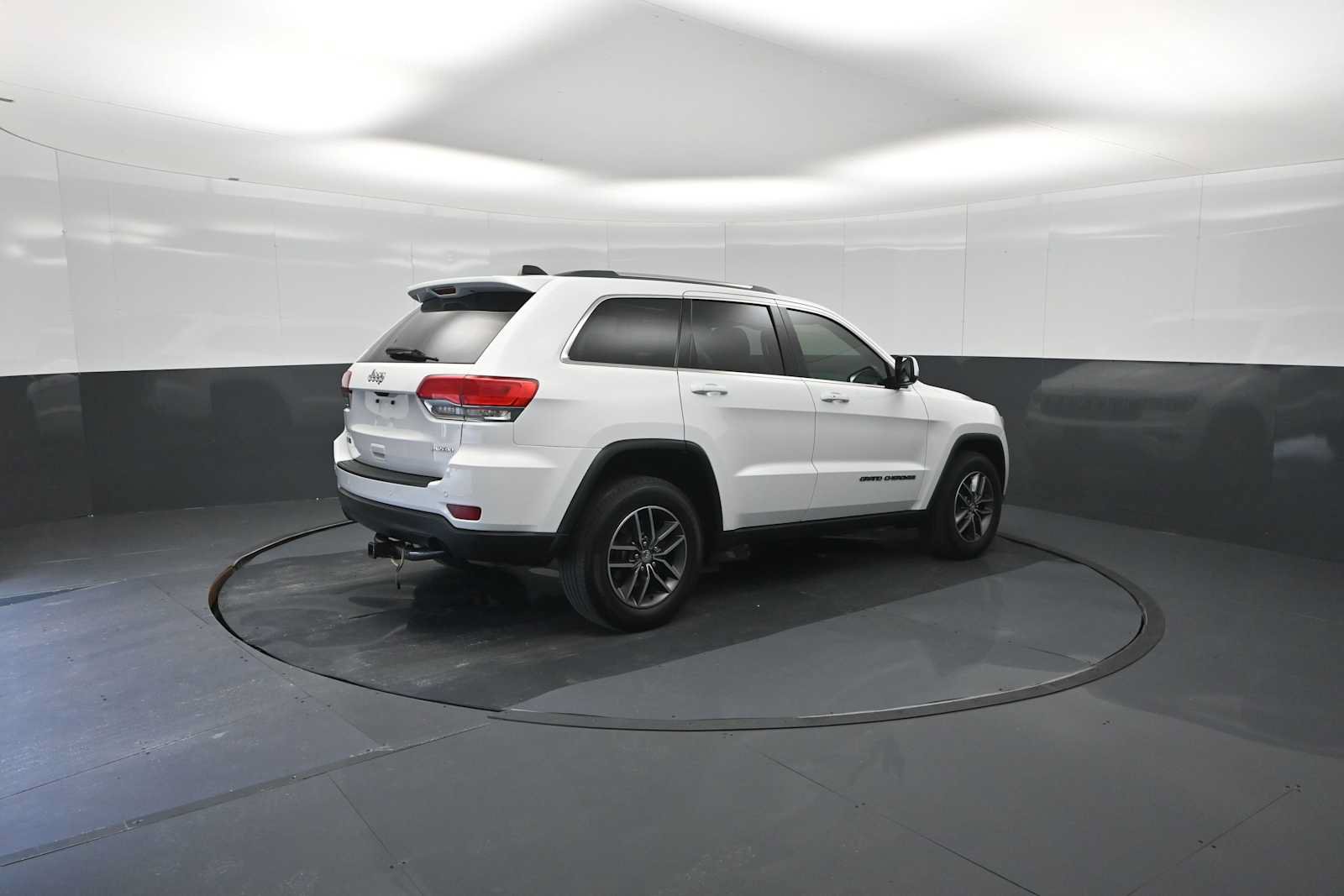 Used 2018 Jeep Grand Cherokee Laredo AWD/4WD image 28