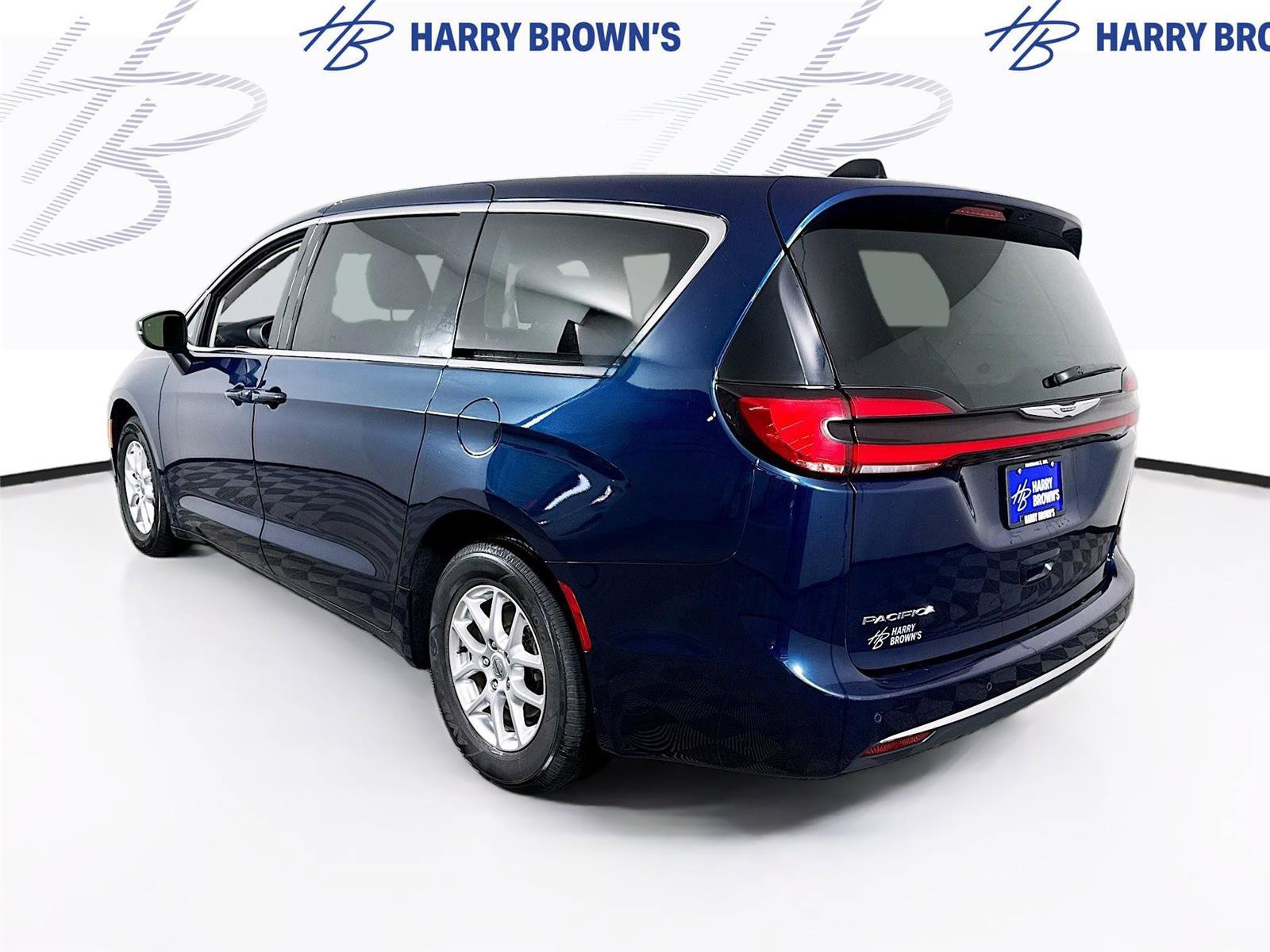 Used 2023 Chrysler Pacifica Touring-L image 29