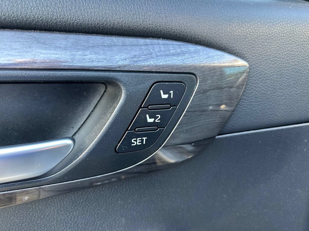 Used 2023 Toyota Highlander Limited FWD image 19