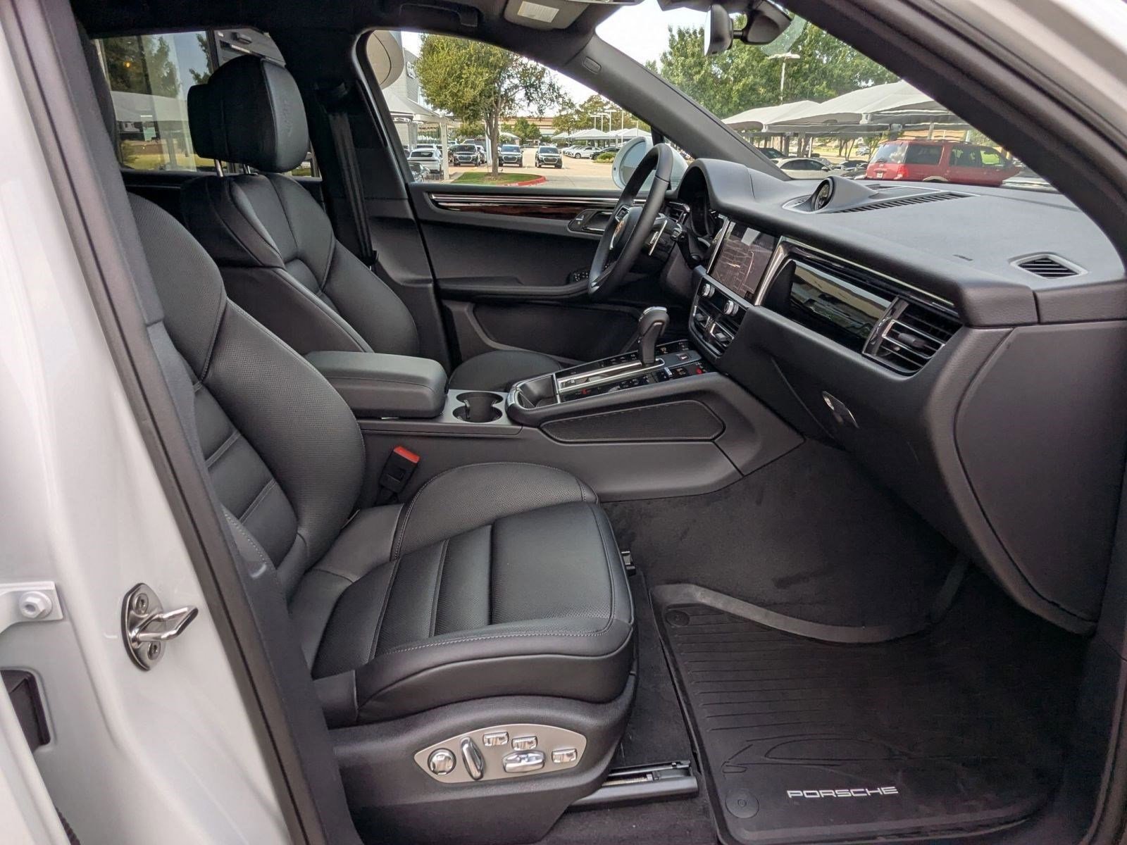 Certified 2026 Porsche Macan AWD/4WD image 25