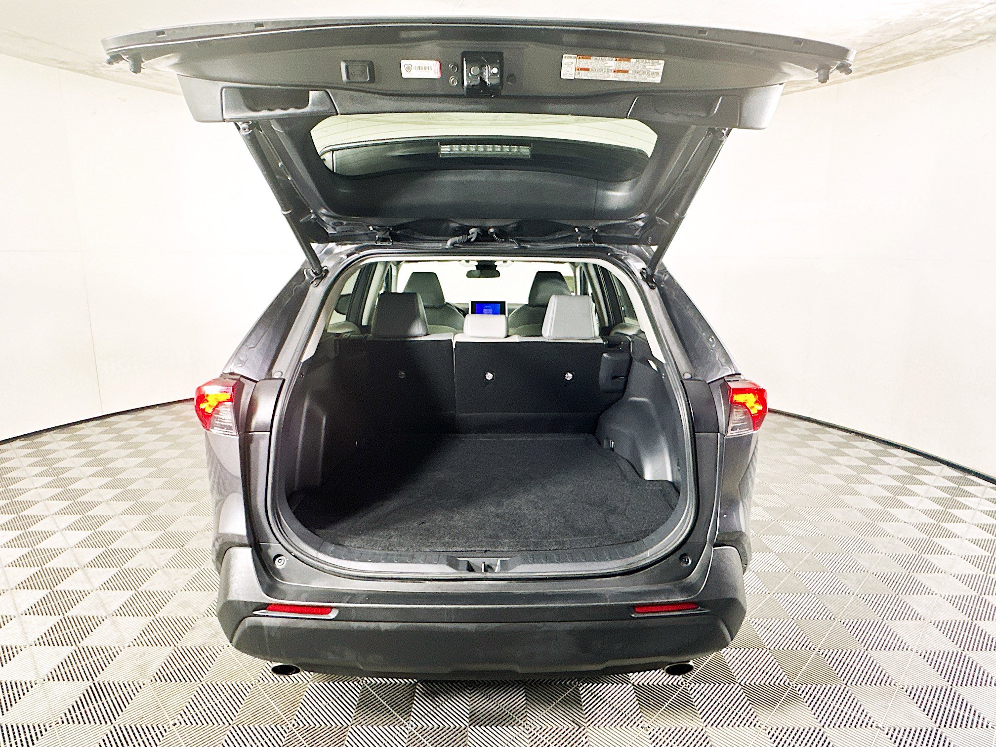 Used 2023 Toyota RAV4 XLE Premium image 31