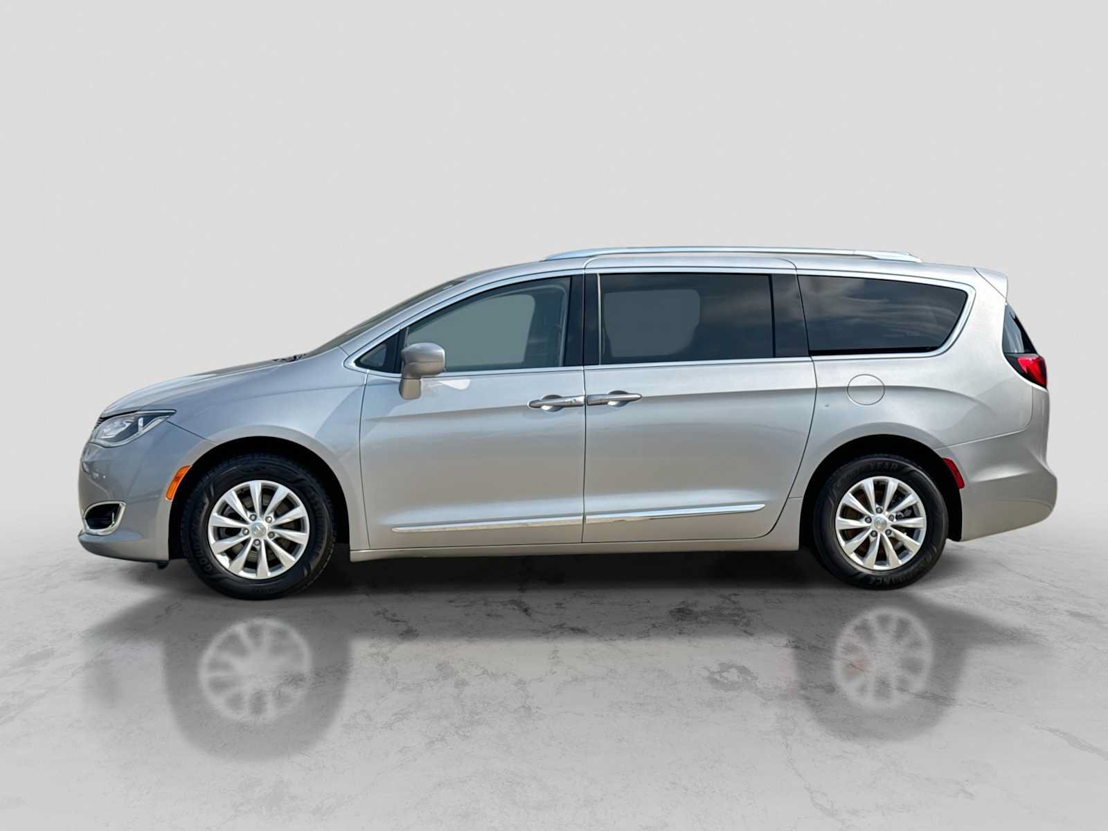Used 2018 Chrysler Pacifica Touring-L FWD image 3