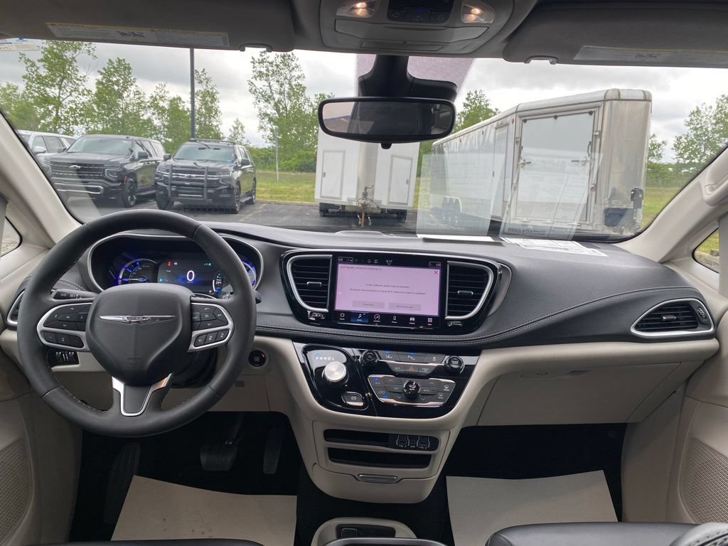 Used 2023 Chrysler Pacifica Touring-L FWD image 21
