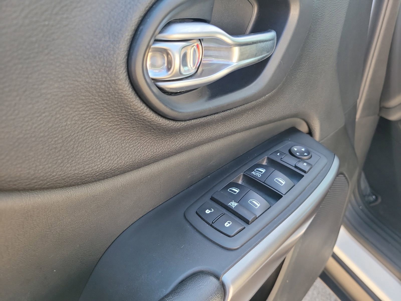 Used 2019 Jeep Cherokee Latitude w/ Popular Appearance Group FWD image 21