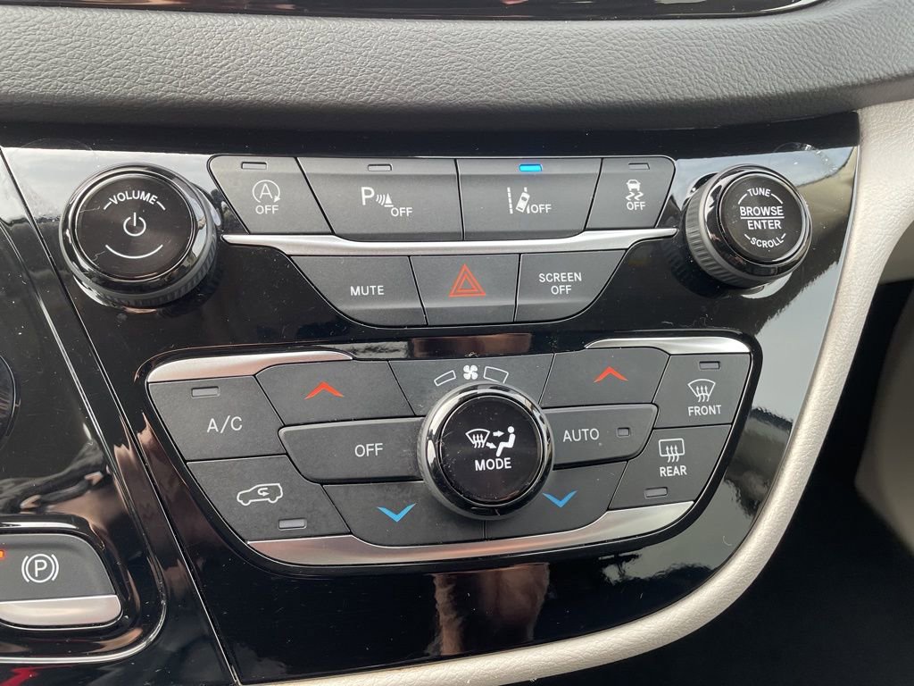 Used 2024 Chrysler Pacifica Touring-L image 19