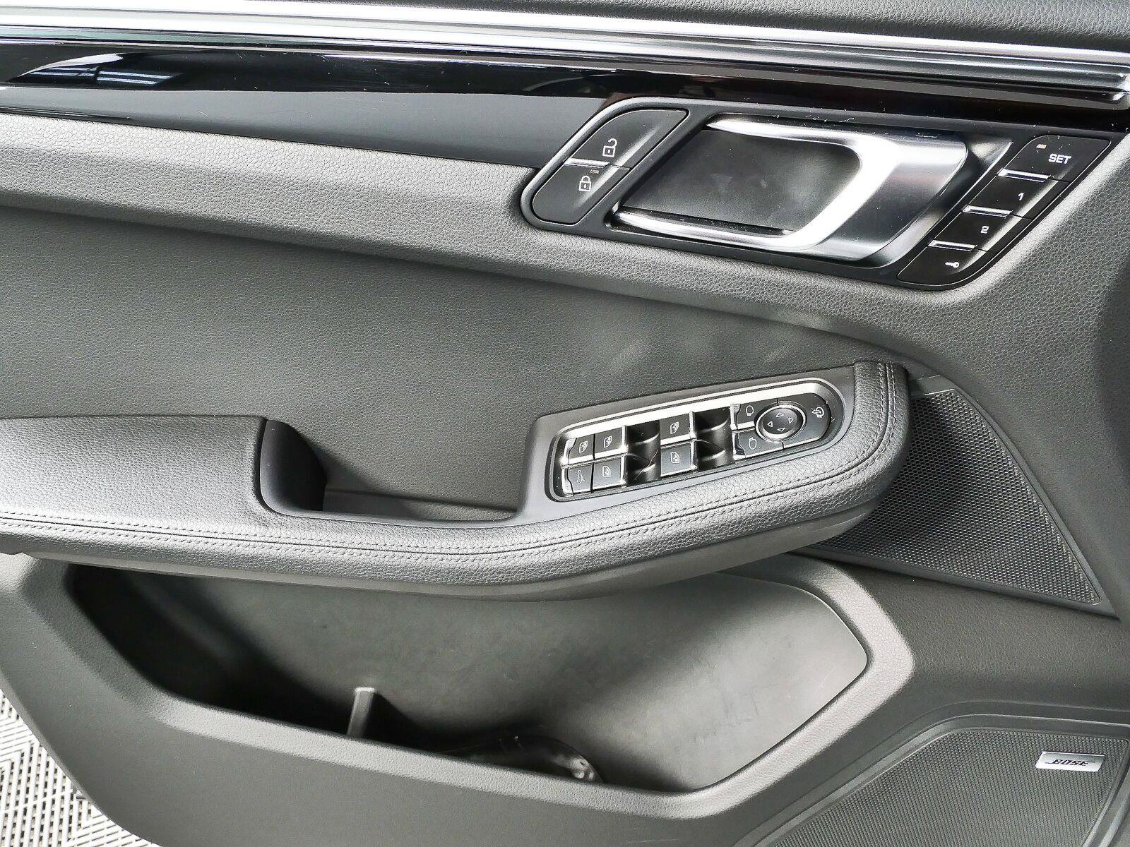 Certified 2025 Porsche Macan Turbo AWD/4WD image 6