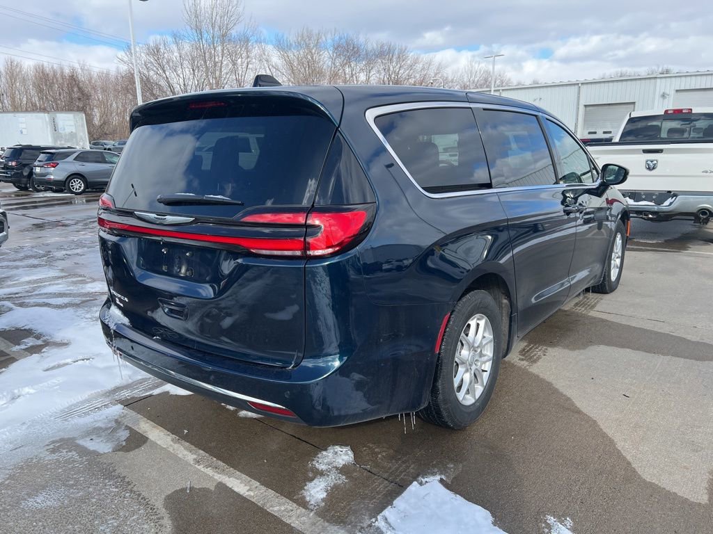 Used 2025 Chrysler Pacifica Select image 4