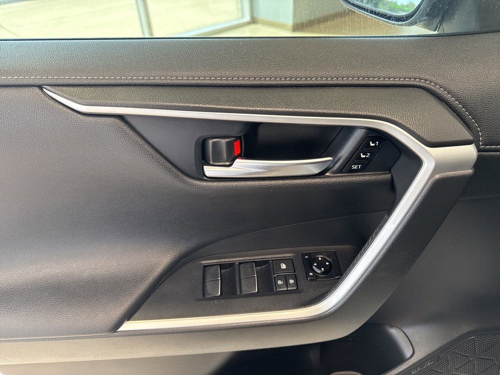 Used 2020 Toyota RAV4 Limited image 11