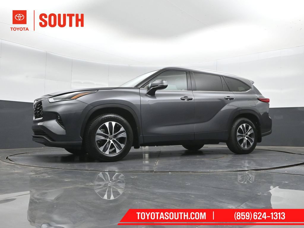 Used 2022 Toyota Highlander XLE AWD/4WD image 44