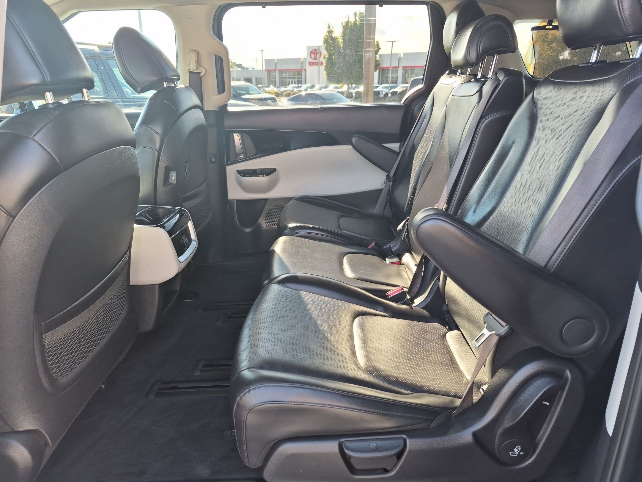 Used 2024 Kia Carnival EX FWD image 27