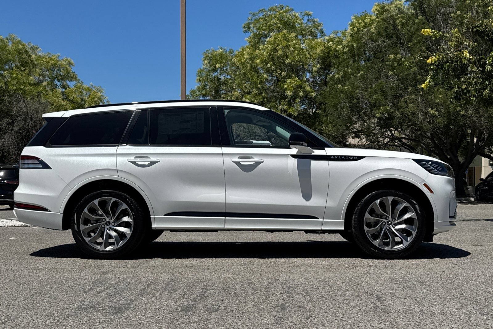 New 2026 Lincoln Aviator AWD w/ Jet Appearance Package image 3