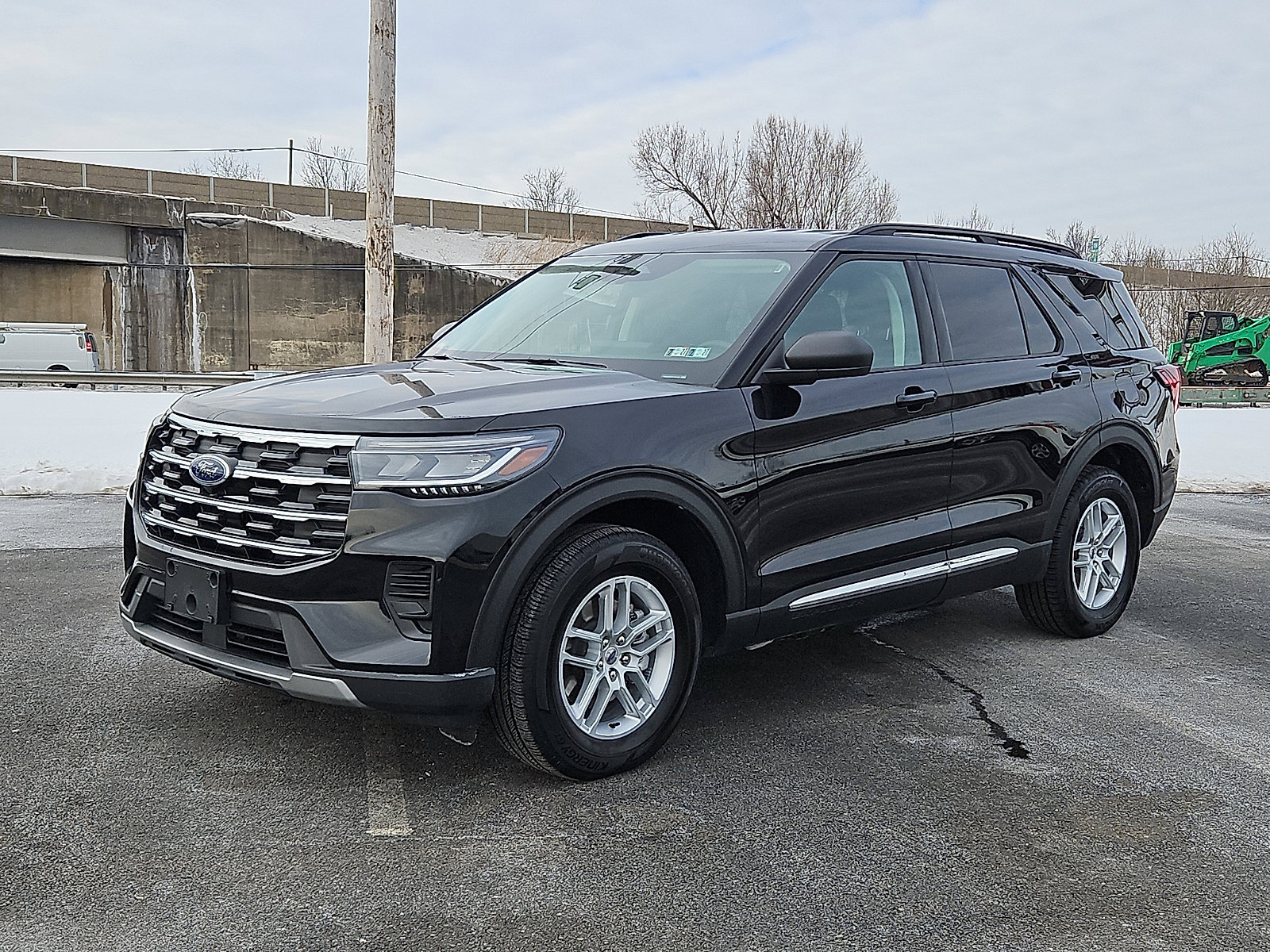 Used 2025 Ford Explorer Active image 3