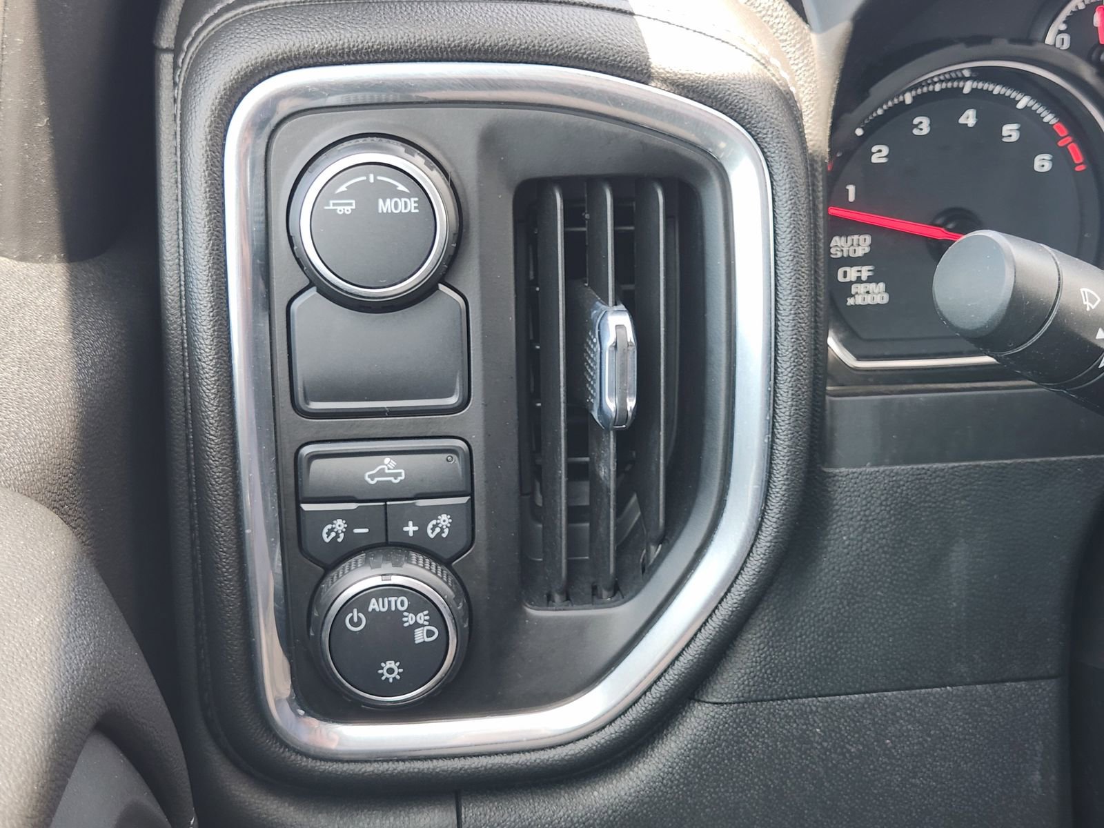 Used 2021 Chevrolet Silverado 1500 LT RWD image 24