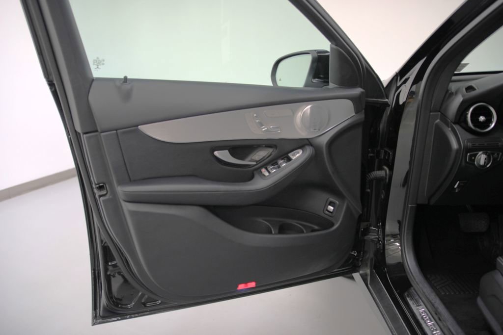 Used 2019 Mercedes-Benz GLC 300 4MATIC image 15