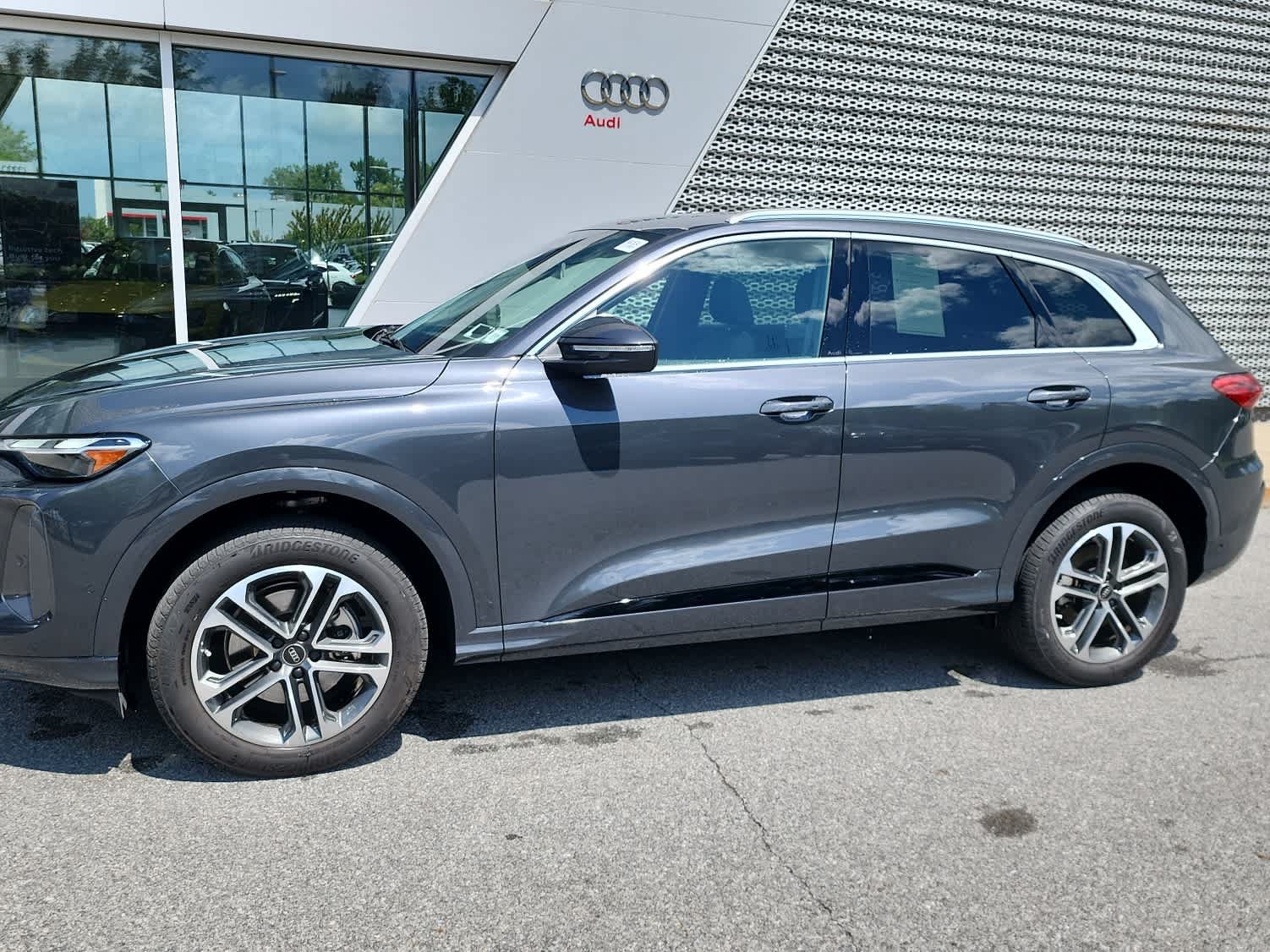 Certified 2025 Audi Q5 Premium w/ Convenience Package AWD/4WD image 2