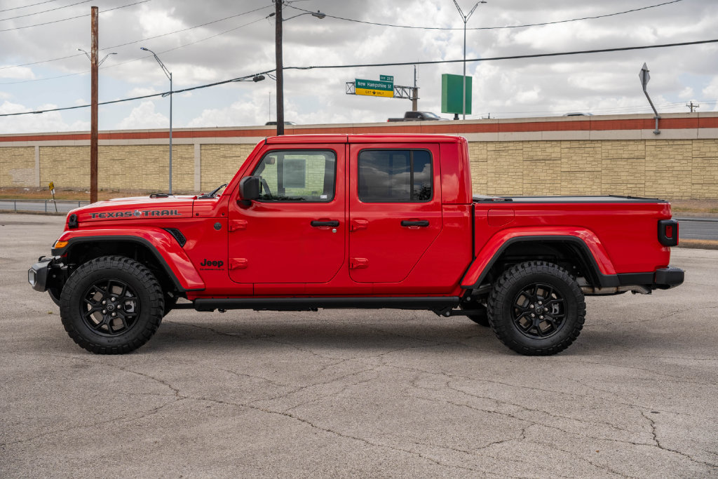 Used 2025 Jeep Gladiator Sport AWD/4WD image 5
