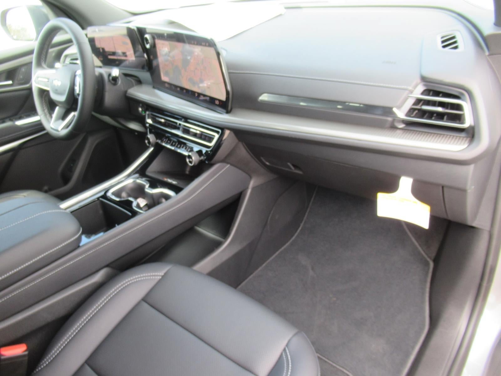 New 2027 Chevrolet Traverse LT w/ Driver Confidence Package FWD image 11