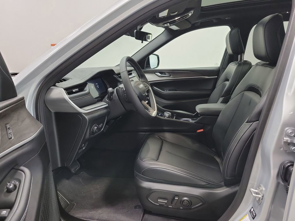 New 2025 Jeep Grand Cherokee L Limited w/ Black Appearance Package image 13