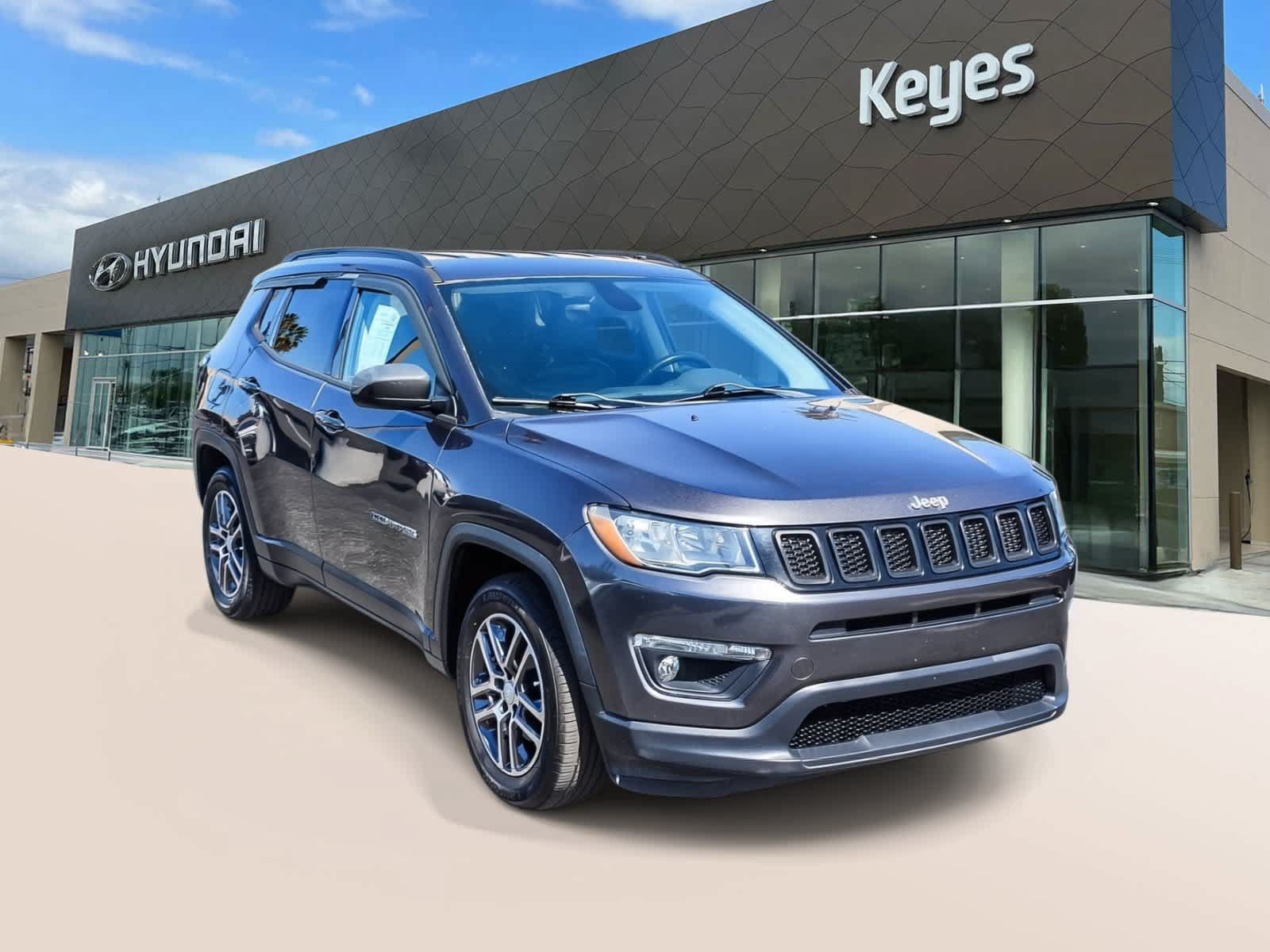 Used 2017 Jeep Compass Latitude FWD image 3