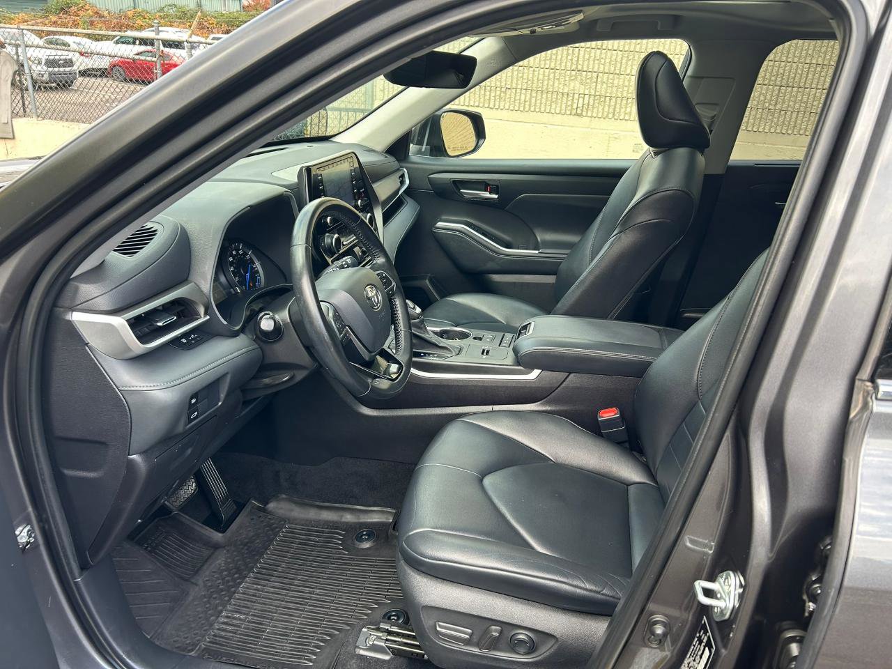 Used 2021 Toyota Highlander XLE AWD/4WD image 8