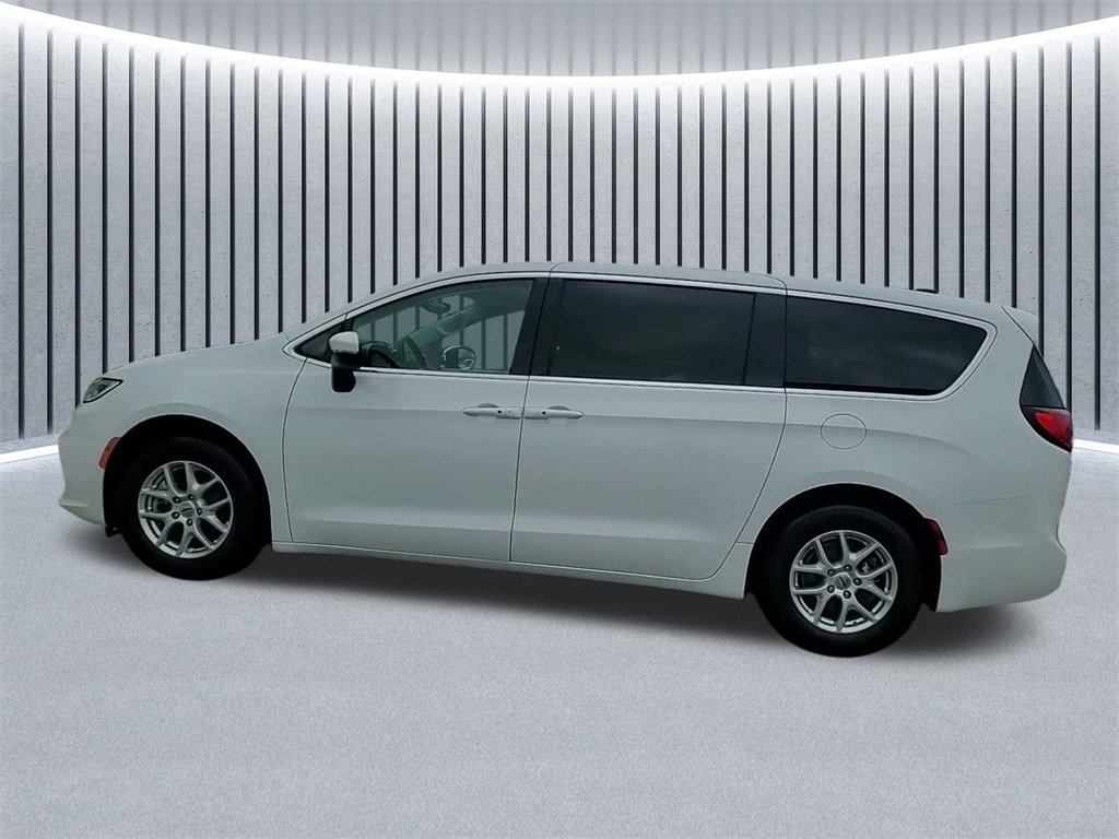Used 2023 Chrysler Pacifica Touring-L image 16