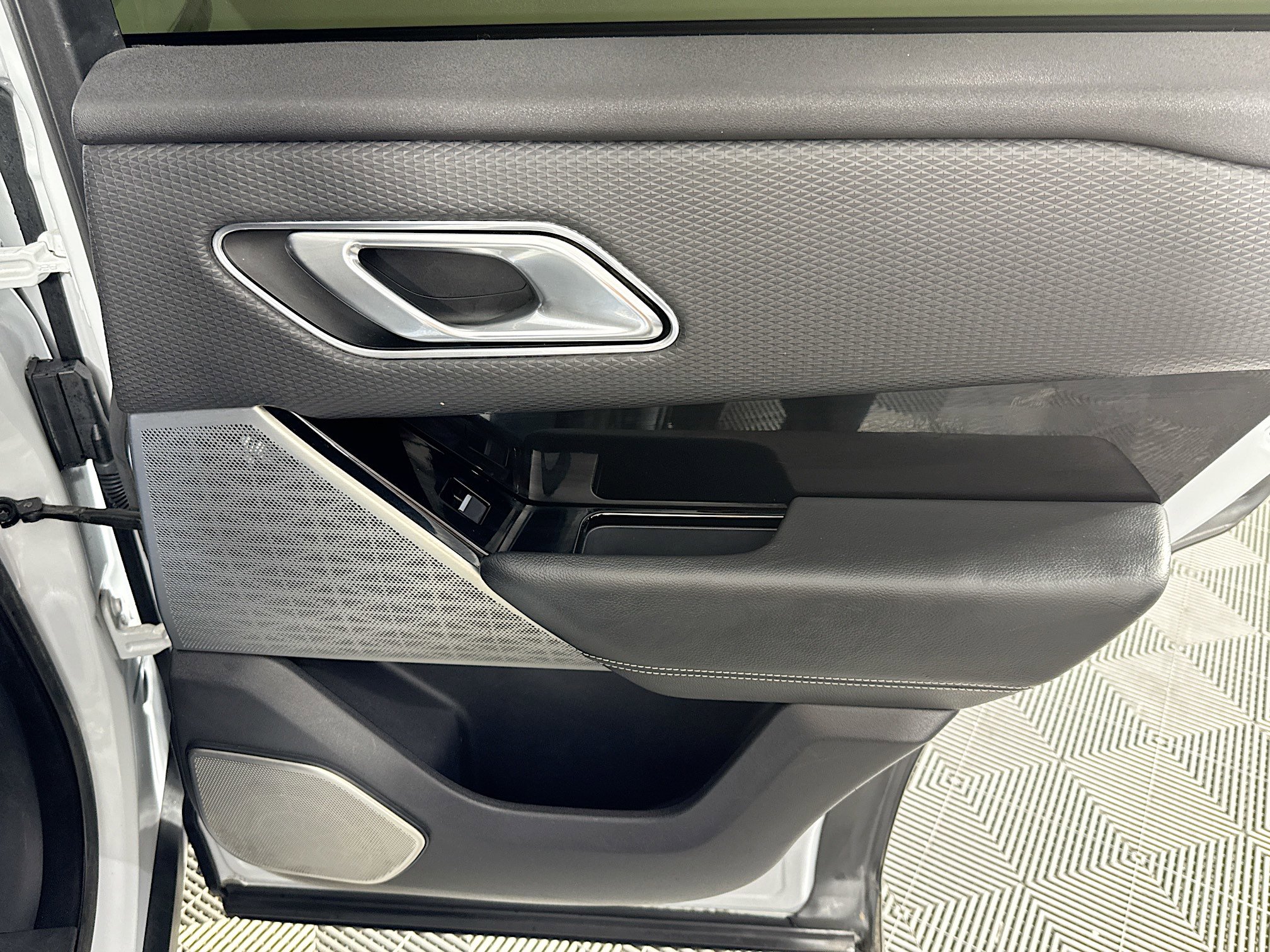 Used 2018 Land Rover Range Rover Velar R-Dynamic SE image 27