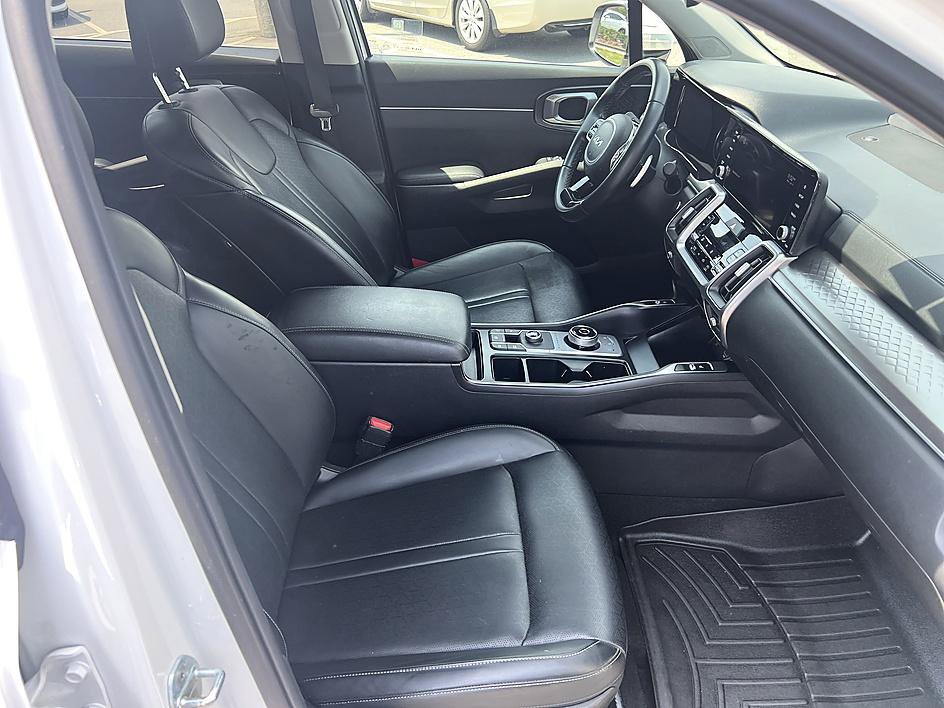 Used 2022 Kia Sorento EX w/ Panoramic Sunroof Package FWD image 17