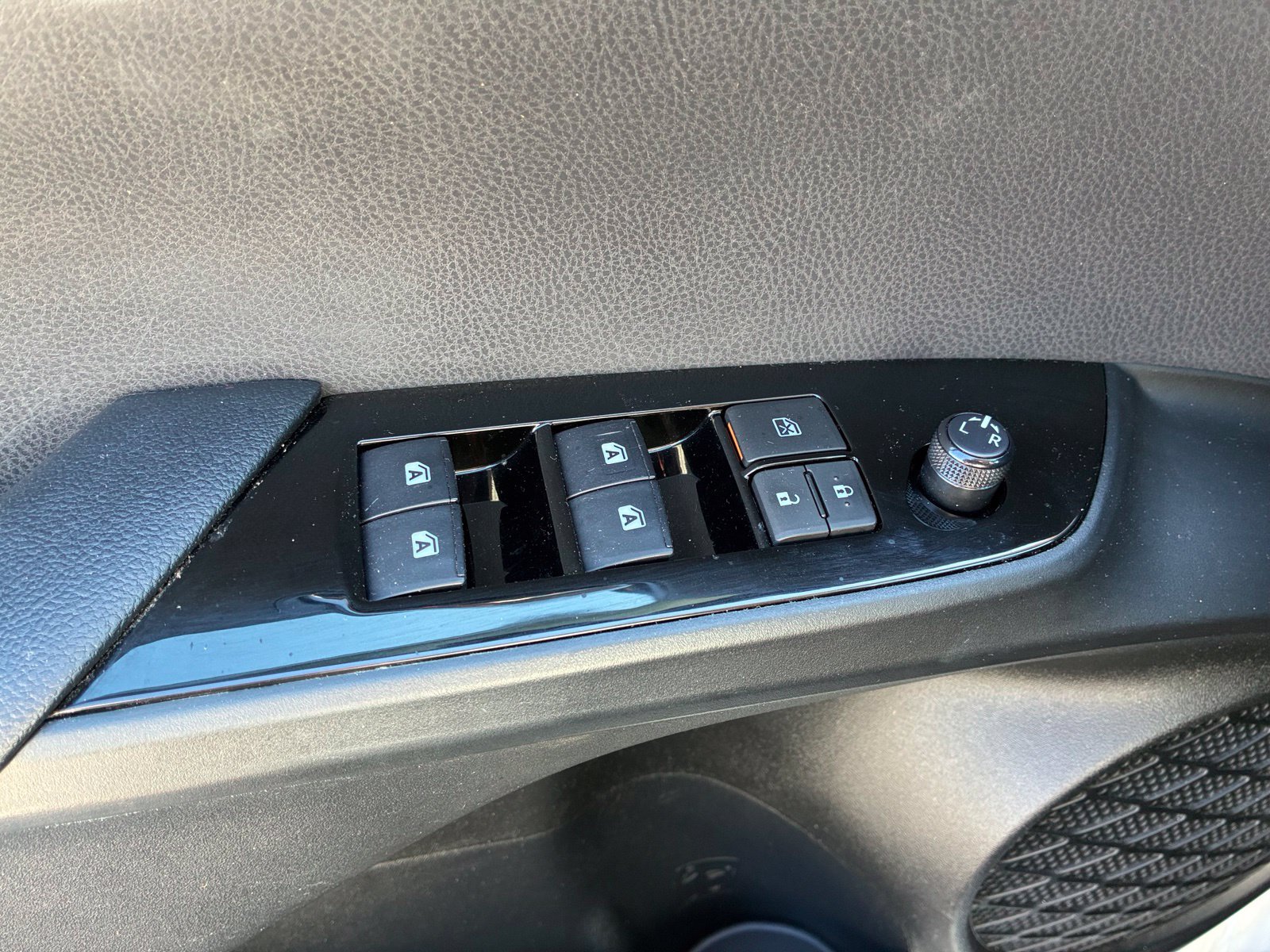 Used 2018 Toyota Prius Prime Plus FWD image 13
