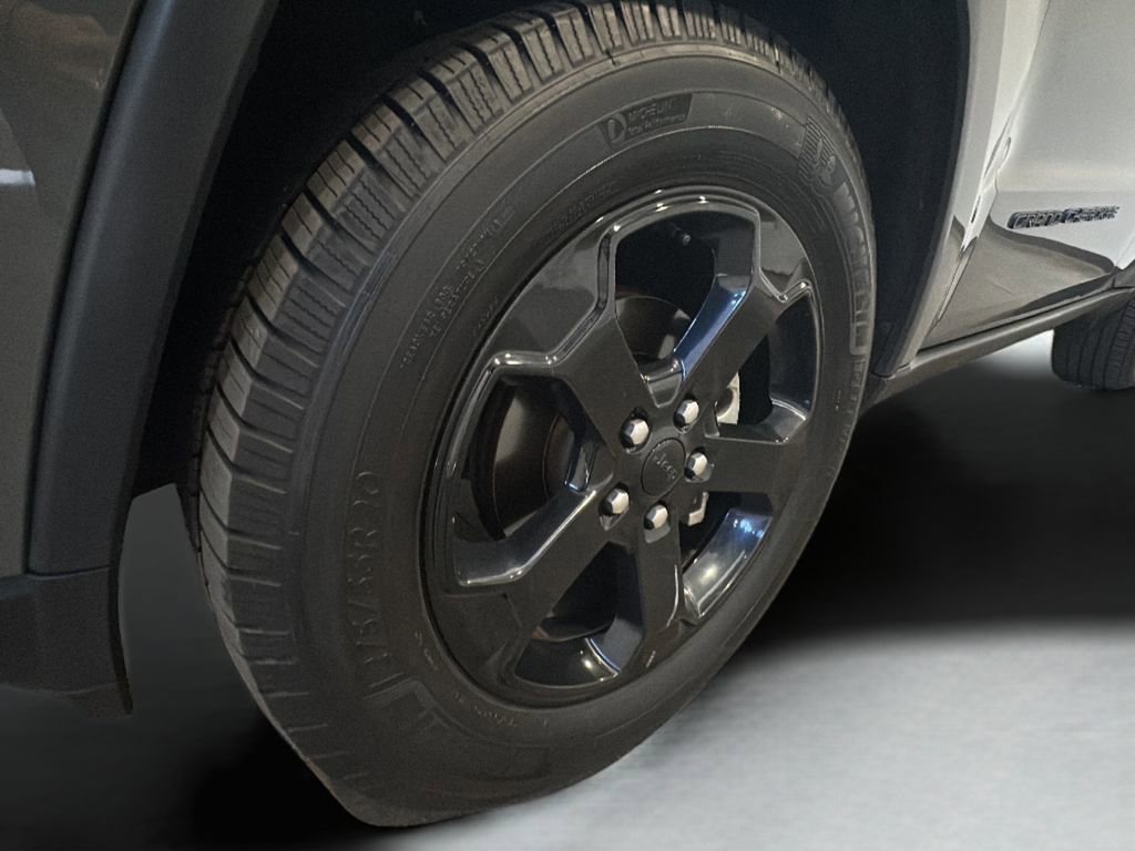 Used 2019 Jeep Grand Cherokee Laredo image 4